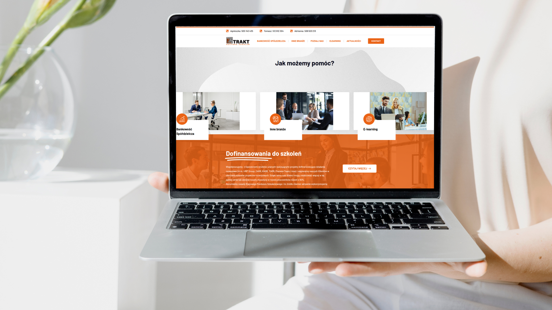 Laptop z nową stroną internetową na ekranie