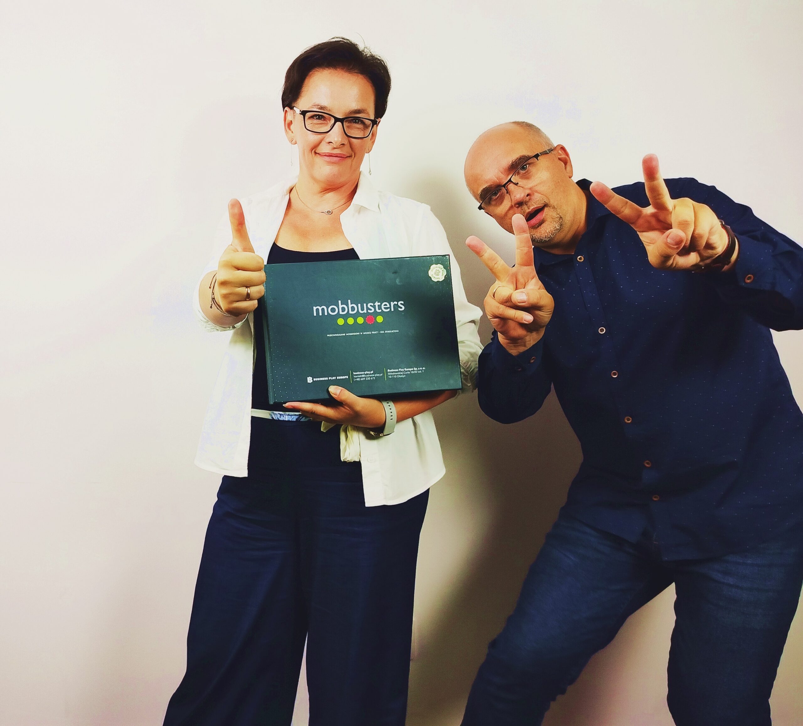 Agnieszka i Tomasz Radkiewicz trzymający grę Mobbusters